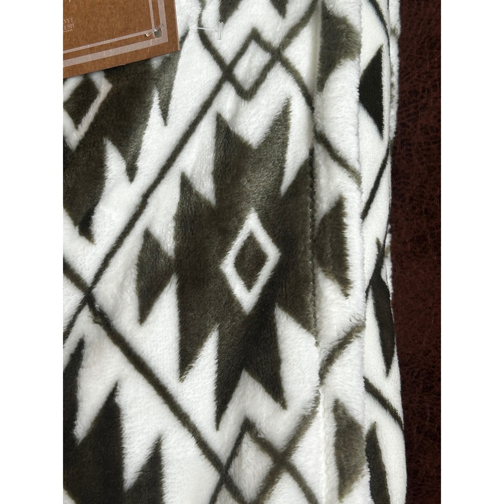 Soft & Cozy Velvet Plush Blanket Twin Southwestern Geometric Olive Green‎ Cream - Picture 4 of 6